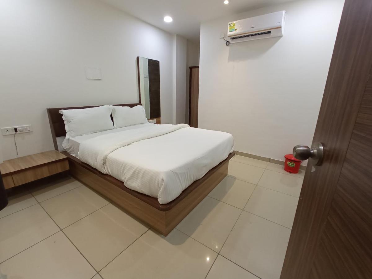 Hotel Mansarovar,Вадодара Экстерьер фото