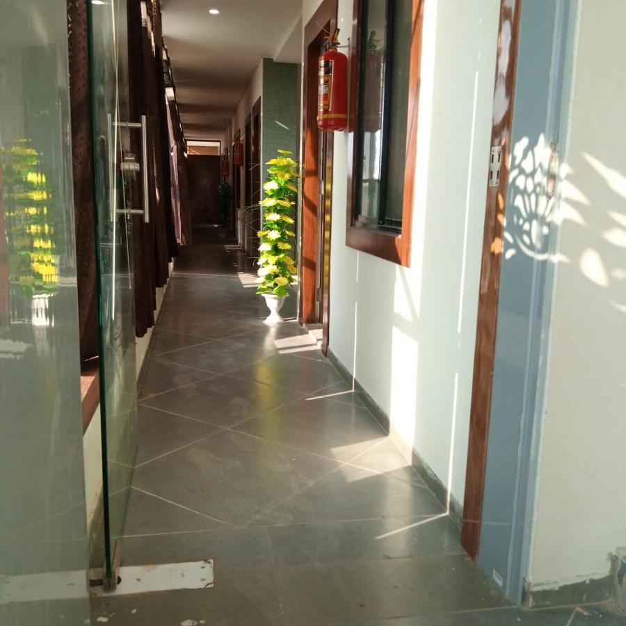 Hotel Mansarovar,Вадодара Экстерьер фото