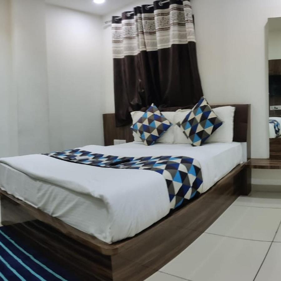 Hotel Mansarovar,Вадодара Экстерьер фото