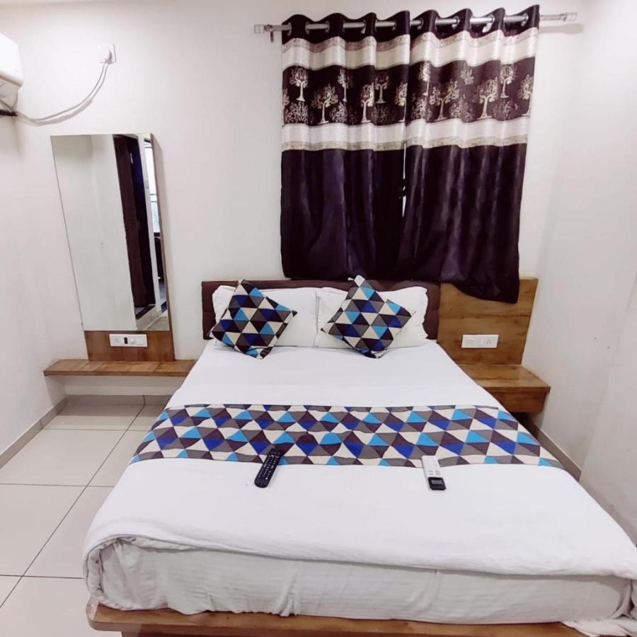 Hotel Mansarovar,Вадодара Экстерьер фото
