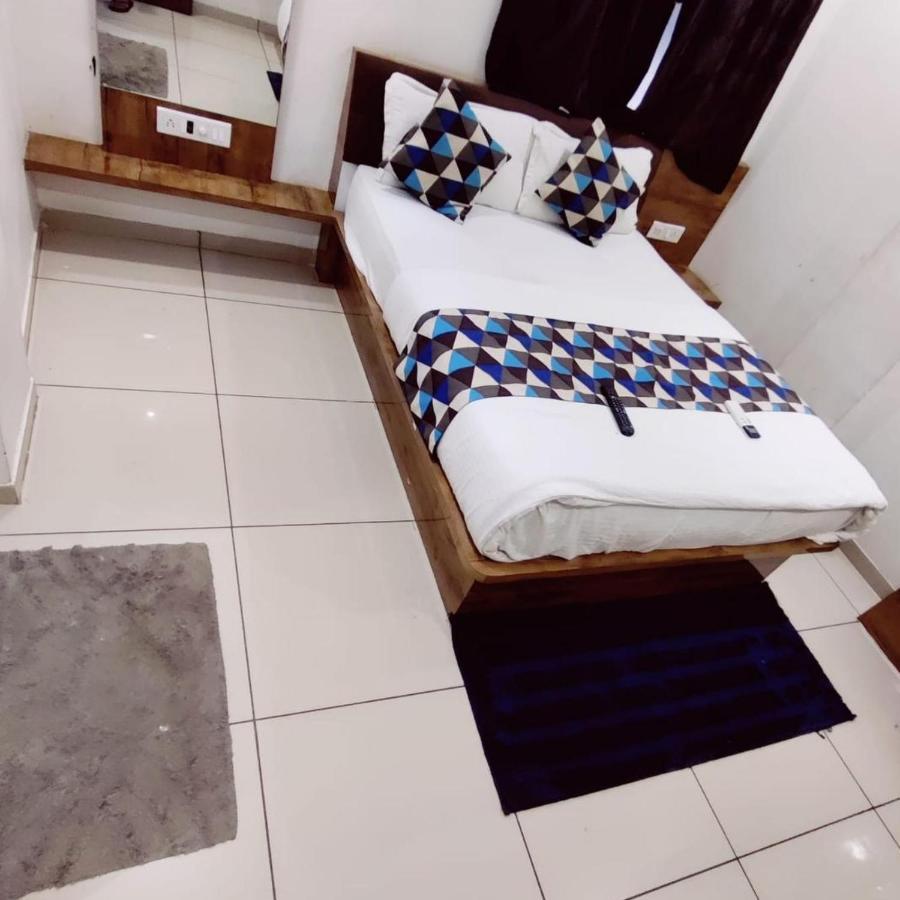 Hotel Mansarovar,Вадодара Экстерьер фото