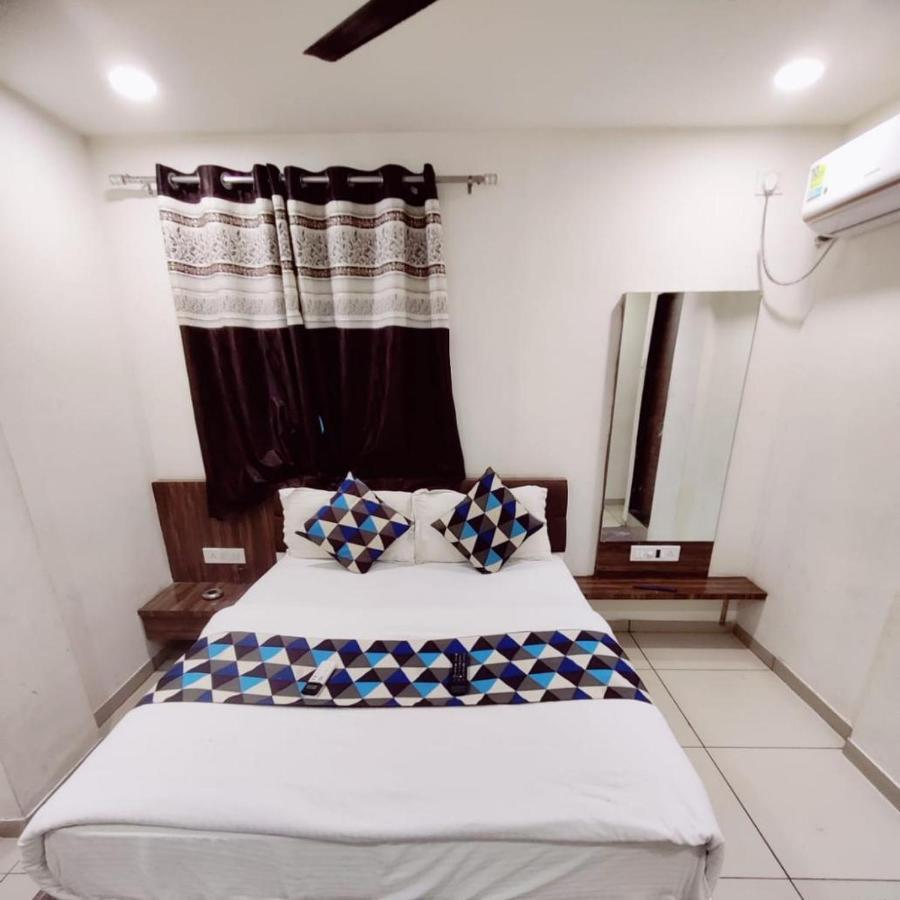 Hotel Mansarovar,Вадодара Экстерьер фото