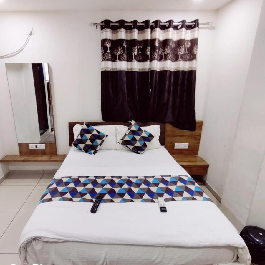 Hotel Mansarovar,Вадодара Экстерьер фото