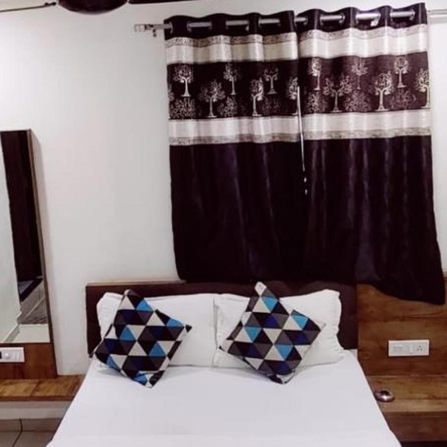 Hotel Mansarovar,Вадодара Экстерьер фото