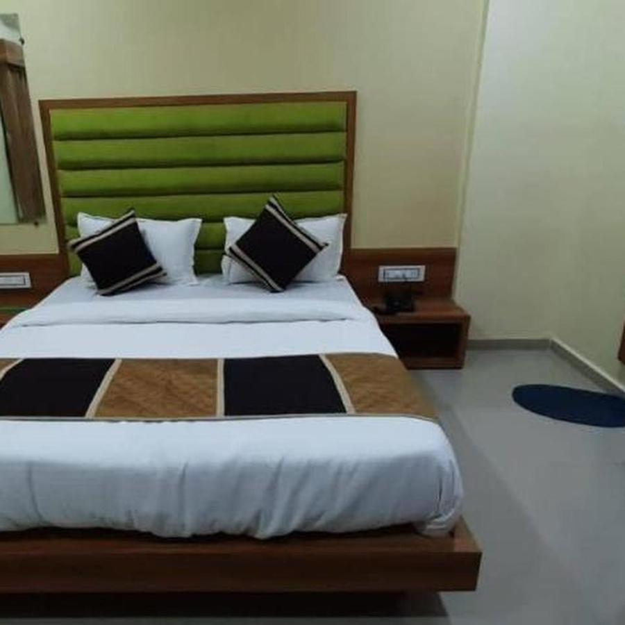 Hotel Mansarovar,Вадодара Экстерьер фото
