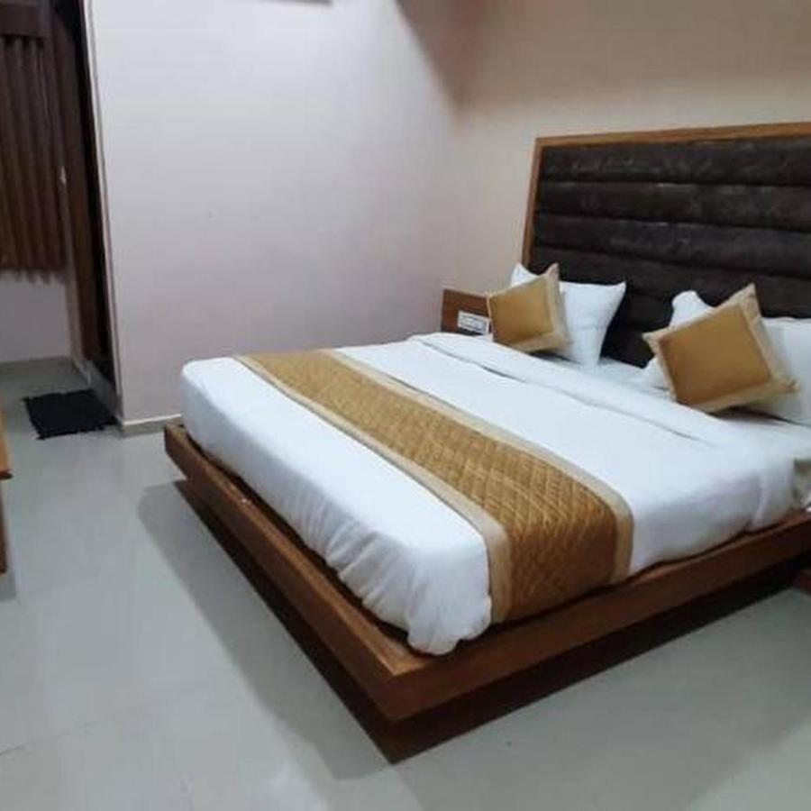 Hotel Mansarovar,Вадодара Экстерьер фото