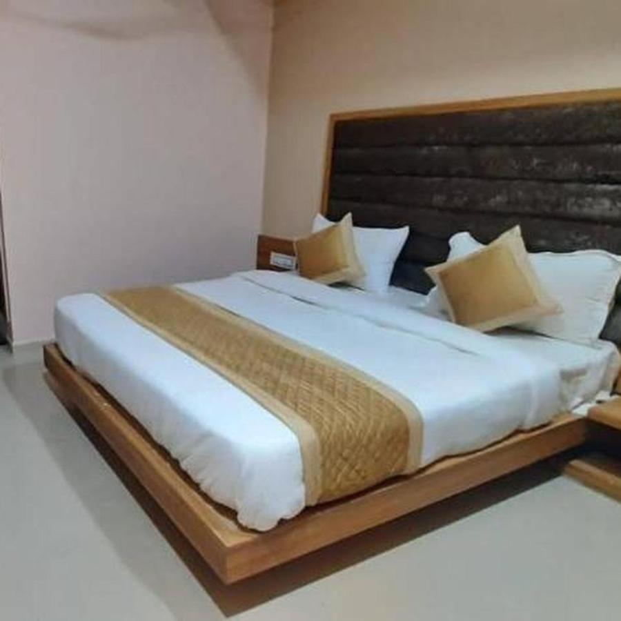 Hotel Mansarovar,Вадодара Экстерьер фото