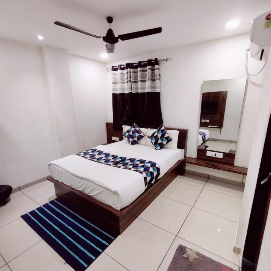 Hotel Mansarovar,Вадодара Экстерьер фото