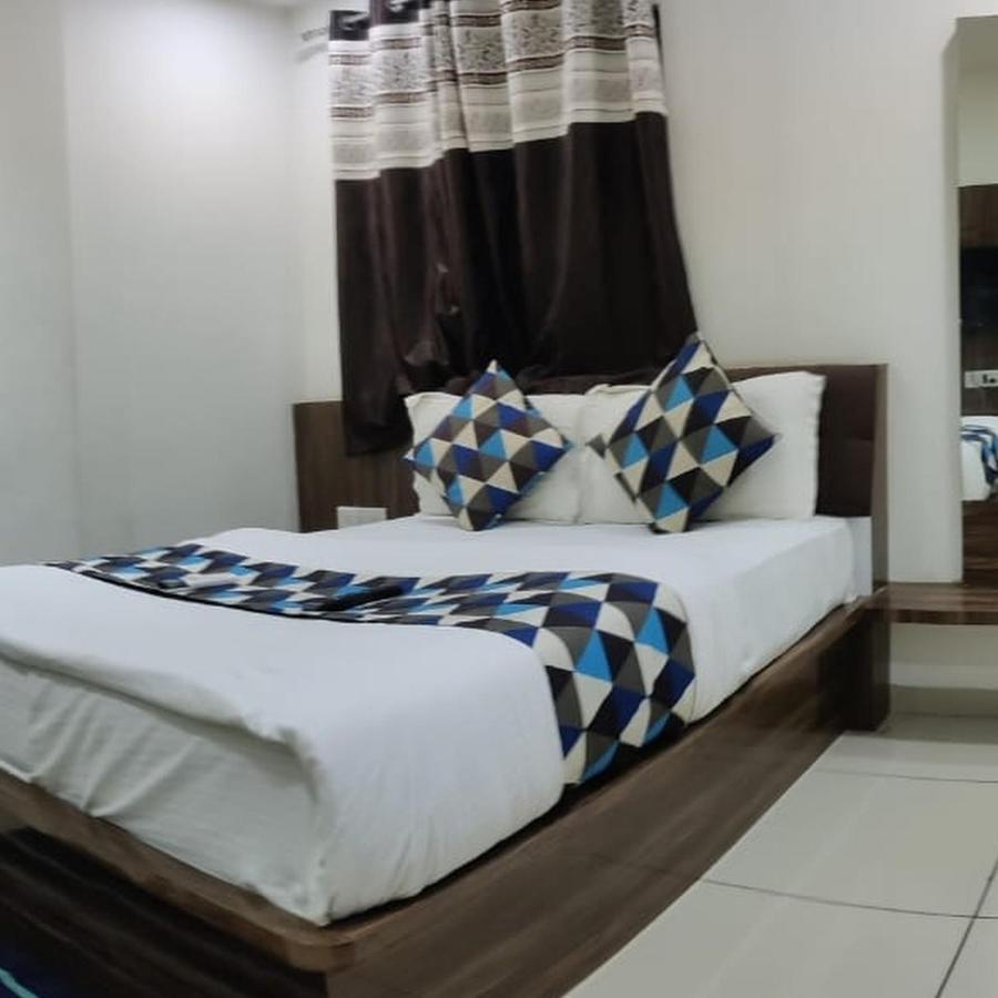 Hotel Mansarovar,Вадодара Экстерьер фото