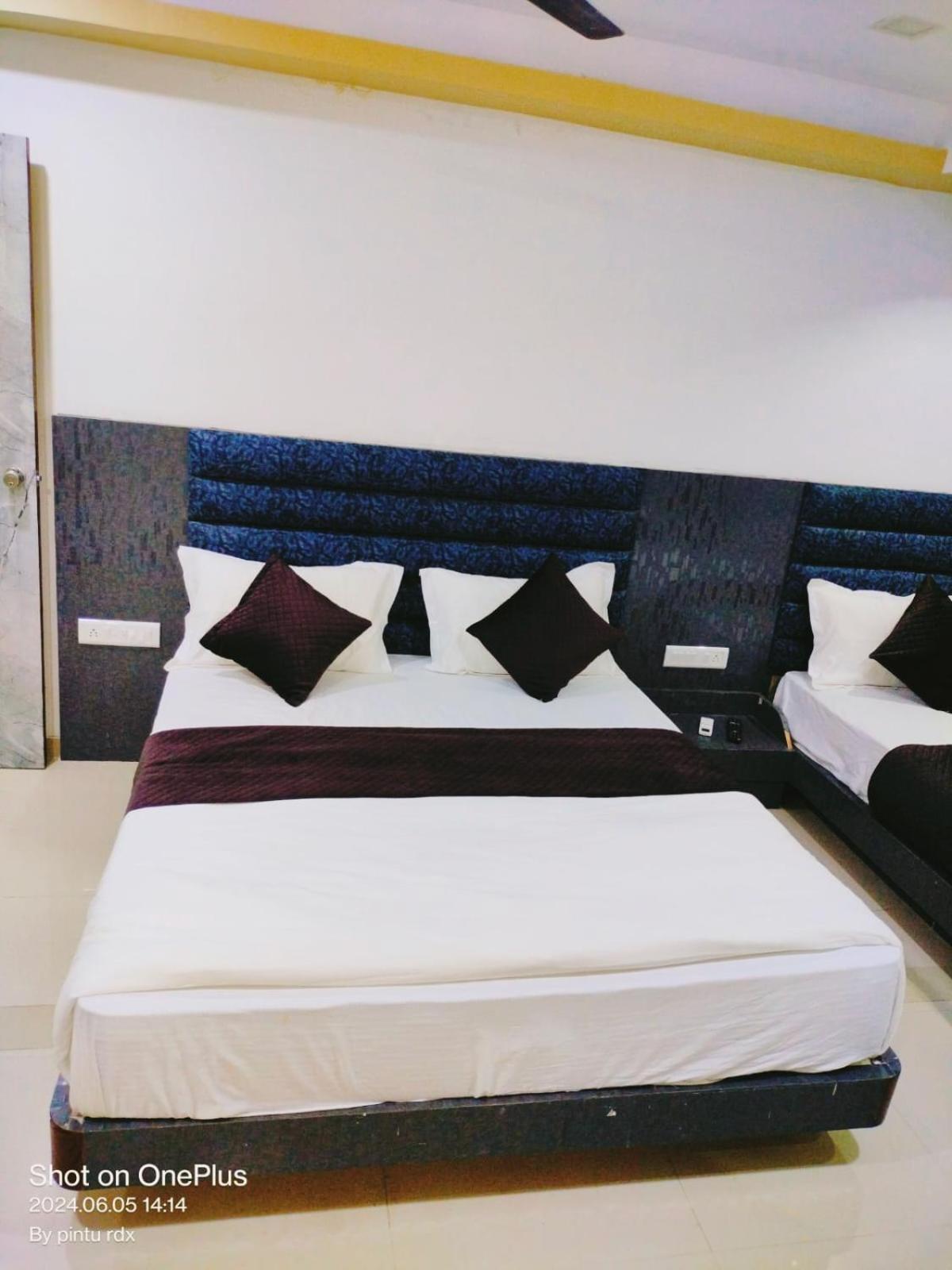 Hotel Mansarovar,Вадодара Экстерьер фото